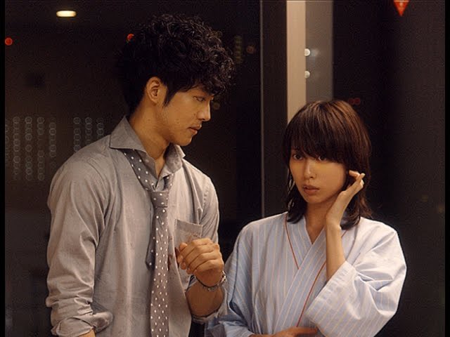 geinouepi's tweet photo. 松坂桃李は、戸田恵梨香との交際を
誰にも言わなかった。

親友にも。
監督にも。
現場のスタッフにも。

尋ねられれば
「いない」と答えた。

その期間、約2年間。
なぜ言わなかったのか。

「もし漏れてしまった時に、
誰から漏れたのかを
疑いたくなかった。
信頼している人であれば
あるほど言わない、
ということにしていました」

その徹底ぶりに
親友の柄本佑がクレームを言ったほどだ。

2020年12月10日。
交際報道ゼロのまま
2人は結婚を発表した。

芸能マスコミが
「完全なノーマークだった」と
認めた電撃婚だった。

松坂はこう語っている。
「実力のある人だから、
もうリスペクトしかない。
作品のことはお互い関与していないです」

…2年間、誰にも言えなかった男が
一番大事なものを
一番丁寧に守っていた。