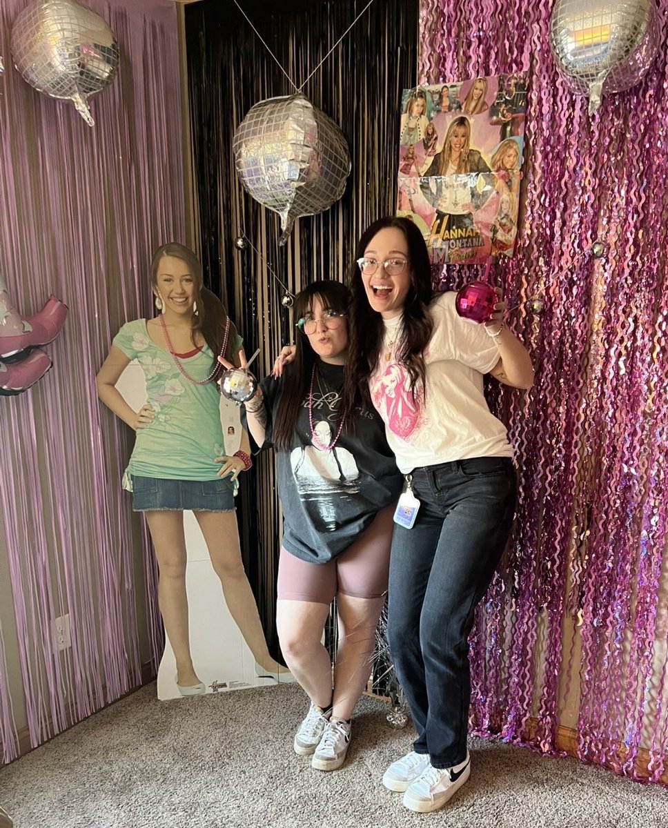 MileyRaySlays's tweet image. Some photos from my Hannah Montana party with my parents, grandma, friends and cousins 🎉💖 they all celebrated with me! @mileycyrus @mileyworld