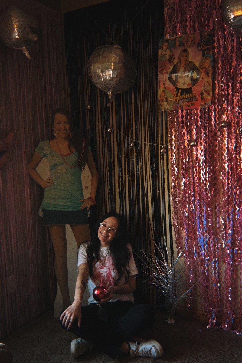 MileyRaySlays's tweet image. Some photos from my Hannah Montana party with my parents, grandma, friends and cousins 🎉💖 they all celebrated with me! @mileycyrus @mileyworld