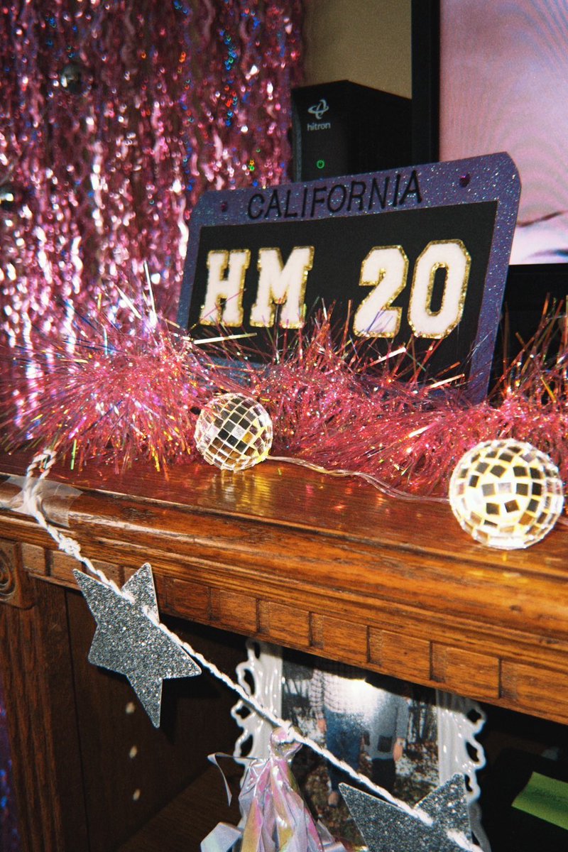 MileyRaySlays's tweet image. Some photos from my Hannah Montana party with my parents, grandma, friends and cousins 🎉💖 they all celebrated with me! @mileycyrus @mileyworld