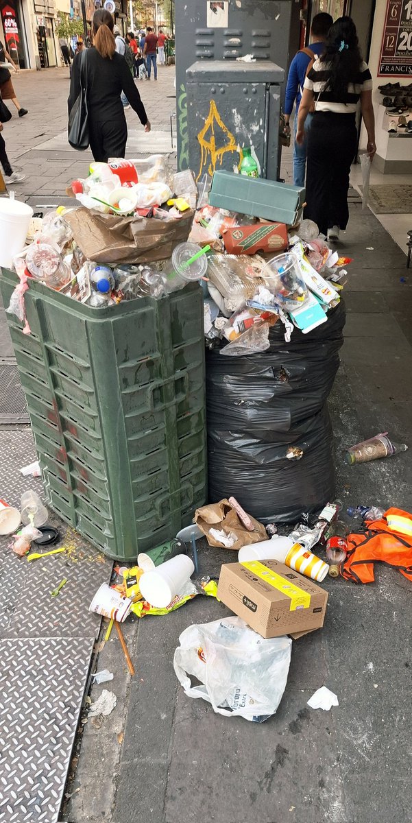 Y los cerros d basura siguen n el corazón d #guadalajara #MundialDeFútbol la ciudad luce sucia <a href="/VeroDelgadilloG/">Verónica Delgadillo</a> <a href="/PabloLemusN/">Pablo Lemus Navarro</a> ademas los taxistas n plaza universidad tapando el tránsito, los limpia parabrisas a una cuadra d palacio d gobierno el centro tierra d nadie <a href="/Trafico_ZMG/">TráficoZMGuadalajara</a>