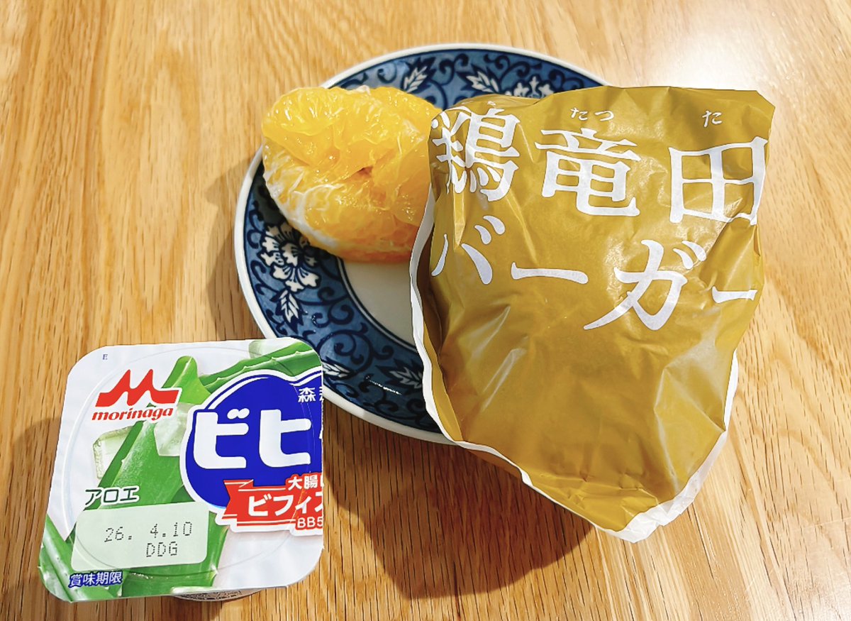 前回は食べ損ねちゃったので鶏竜田バーガー買ってきた美味しい🍔