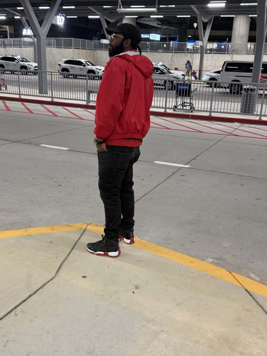 VBJedi's tweet photo. @ATLairport …the guy working at C5 hotel shuttle pickup is outstanding at his job. I watched him talk and assist so many customers, leaving each feeling like they were the most important person there. Very impressive and he should be commended for it. Hard to find these days. https://t.co/zYDumzA9Pf