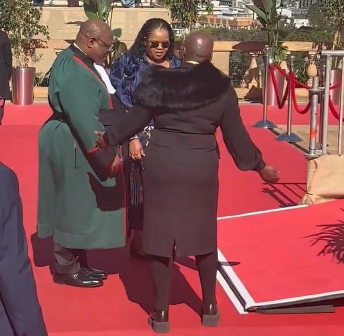 FighterGiveUsASignal tweet media