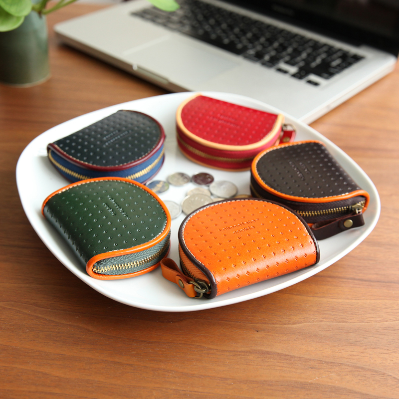 whalesongs33479's tweet image. Hand-stitched vegetable-tanned leather 🧵
Eco-dyed finish, durable build, sweet cookie emboss.
#Craftsmanship #MadeToLast #CuteDesign