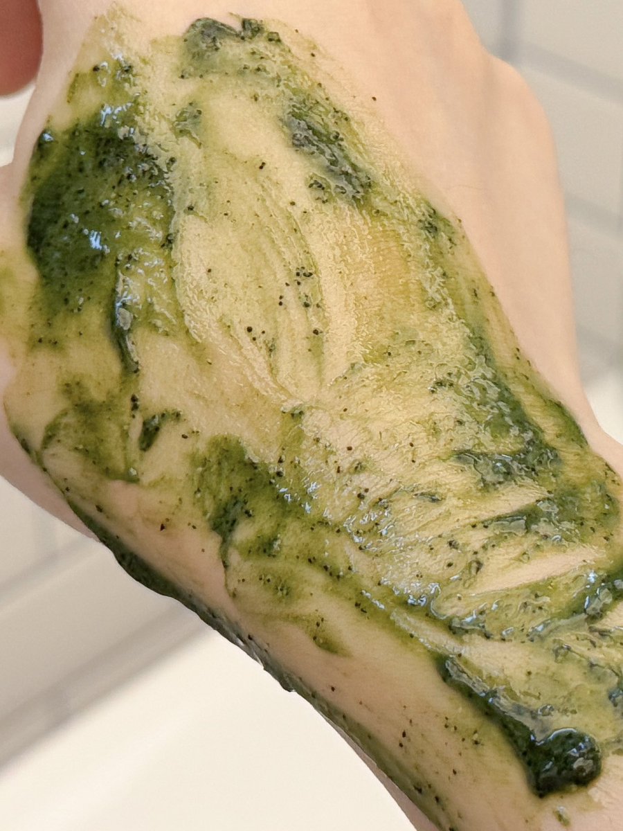 ซื้อตามความแมส สรุปใช้ดีเกินมากกกก เนื้อข้นสะใจ หาอะไรแบบนี้มานาน ไม่แสบ ไม่บาดผิว ล้างออกก็คือขาวเลย ผิวนู่มมากๆๆๆ สครับผักสีเขียว แต่ไม่เหม็นเขียวอะ