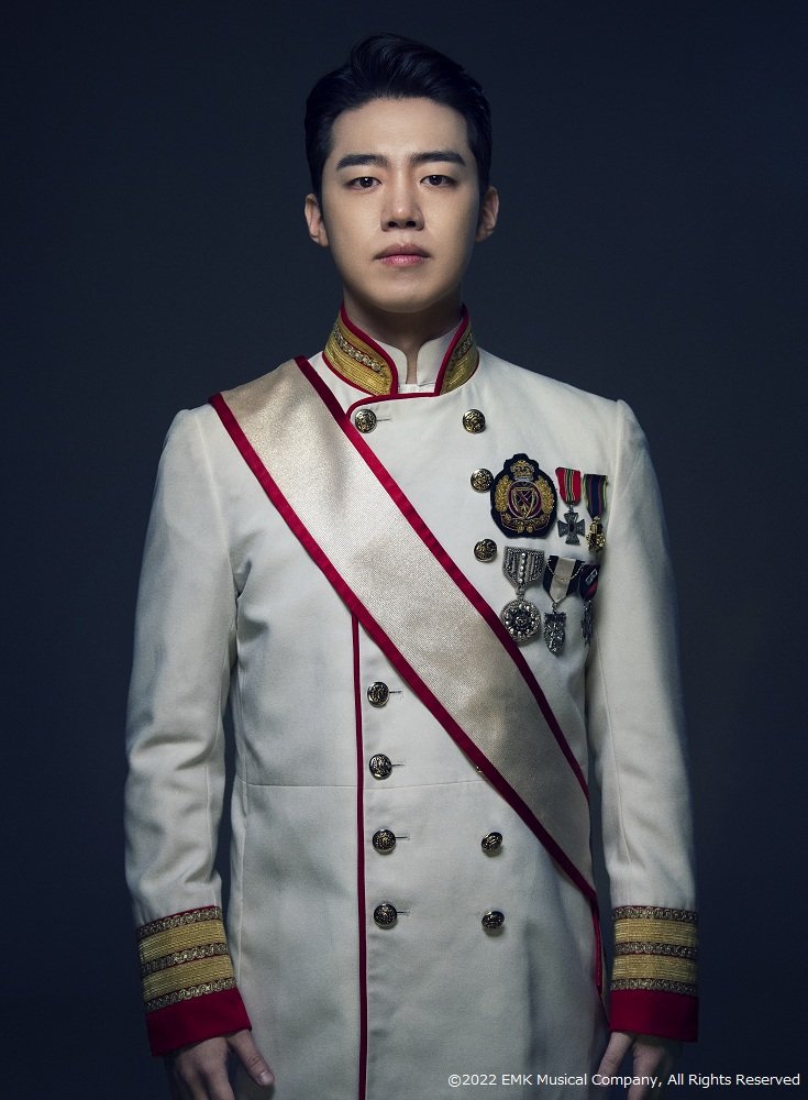 kmusical_os's tweet photo. 📅4/3 (金) 公開
＃韓国ミュージカルONSCREEN
《＃エリザベート》Dolby Atmos版

◆キャスト紹介◆

👑 【フランツ・ヨーゼフ】
オーストリア皇帝。真面目で誠実だが、
政治と母親に縛られ、エリザベートとすれ違う。

演じるのは、オペラ歌手としても大活躍
本作がミュージカルデビュー作の
#ギル・ビョンミン
#길병민