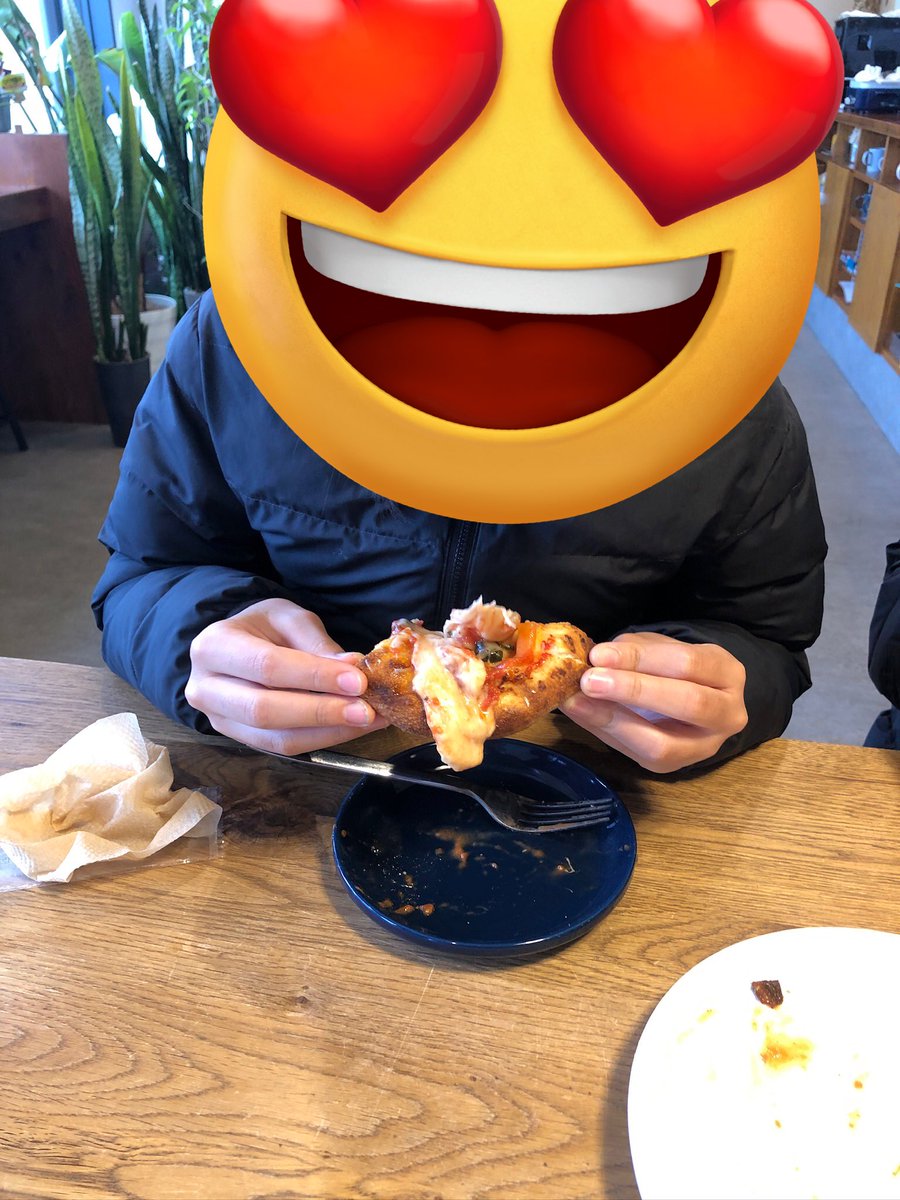 zisakukebari59's tweet photo. 湯浜町の3valleyで焼き立て熱々のピザ🍕と煮込みハンバーグプレート😆姪っ子もかぶり付いてます😋なまらめがったわ〜✨
#函館 #湯浜町 #3valley #スリーヴァレイ https://t.co/E3SQbKDRsj