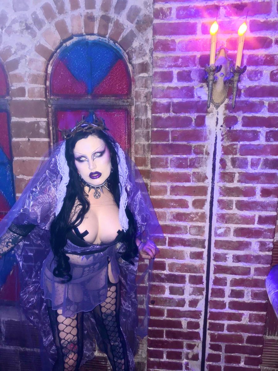 gorewhoreinc's tweet photo. I come on here to remind yall that I’m hot and then leave https://t.co/n33Kr46c24