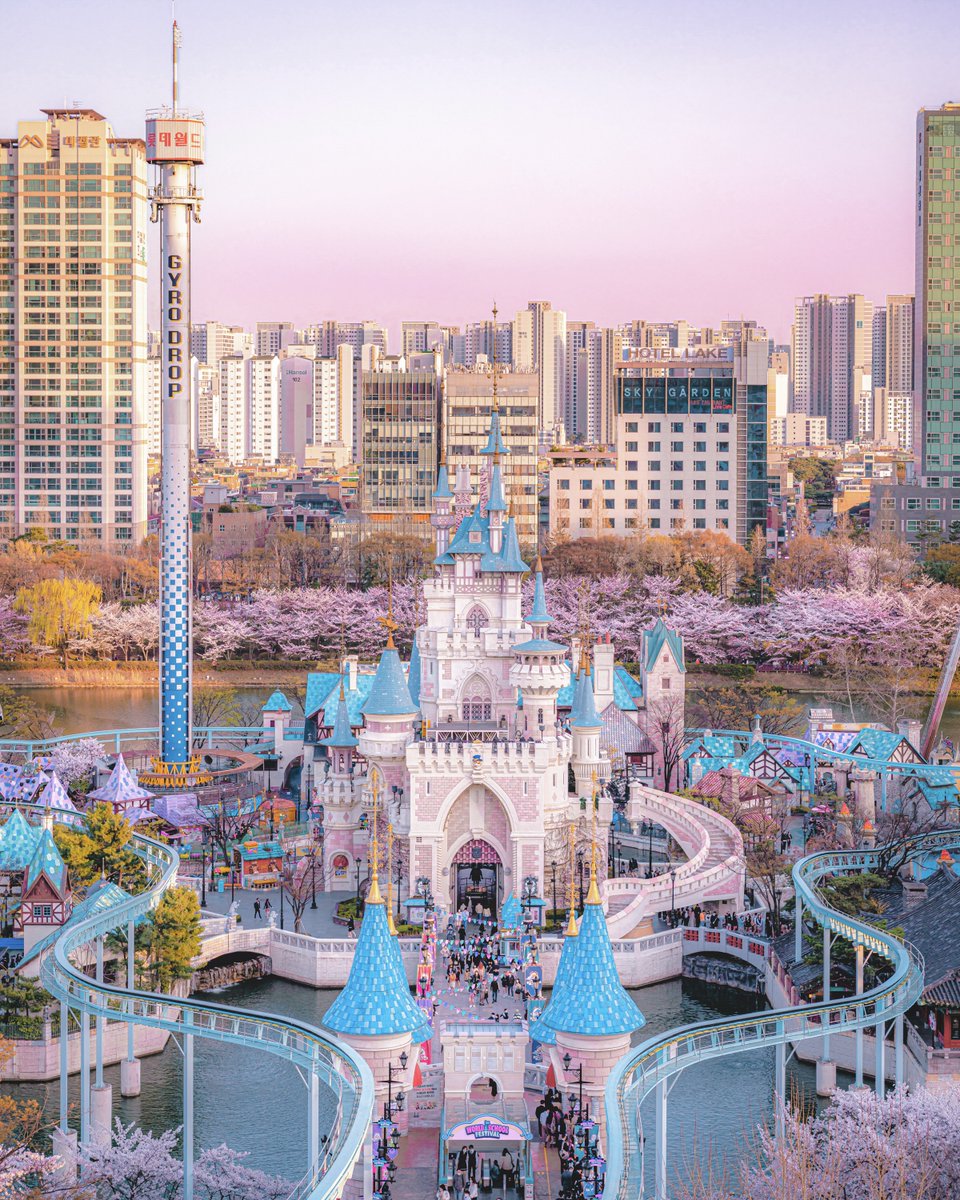happylotteworld's tweet photo. 일주일 후 보게 될 매직아일랜드 풍경🌸
봄바람 휘날리며~🌸🌸🌸
#롯데월드 #롯월 #lotteworld #롯데월드 #매직캐슬 #매직아일랜드 #어드벤처 #테마파크 #롯데월드어트랙션 #롯데월드봄시즌 #롯데월드벚꽃 #벚꽃명소 #벚꽃놀이 #벚꽃길 #4월 #lotteworldadventure https://t.co/s8LmFADBm8