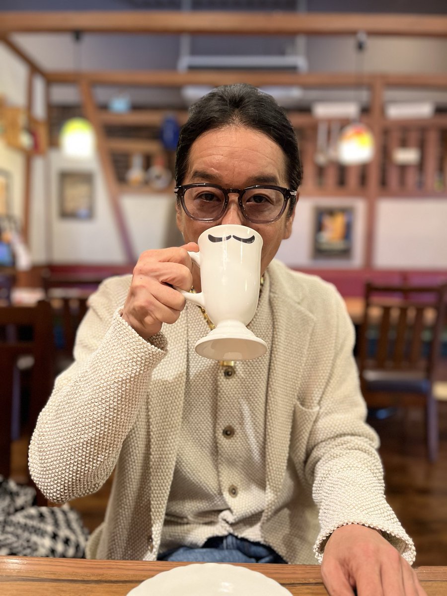 yoshiiehiroyuki's tweet photo. びっくりドンキー。
ハンバーグの後の、ひげコーヒー🧔‍♂️ https://t.co/G21Ssui5ES