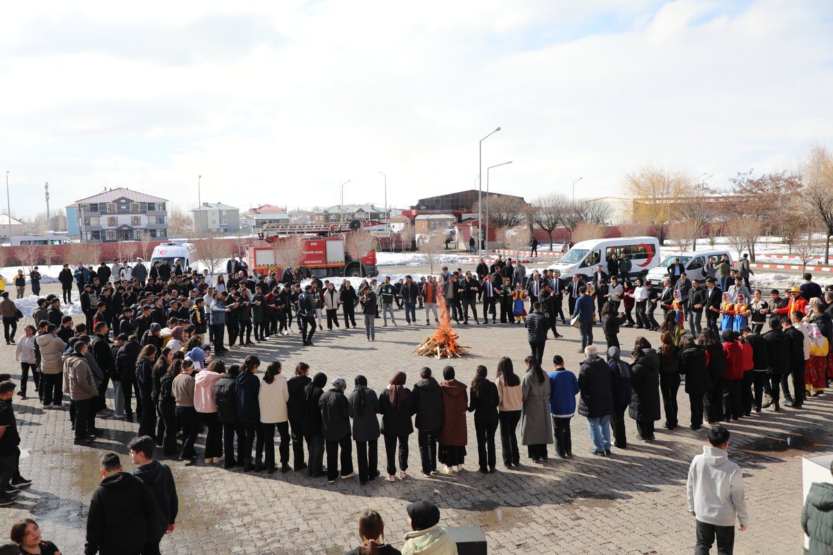 Ağrı’da kış bitti, bahar ateşi yandı! 🔥🌷

Doğanın uyanışını ve kardeşliğin sembolü #Nevruz’u dondurucu soğukların ardından büyük bir coşkuyla kutladık.

🔥 Nevruz ateşi yakıldı 
🔨 Demirler dövüldü 
🎶 Halaylarla birlik mesajı verildi

Nevruz Bayramımız kutlu olsun!