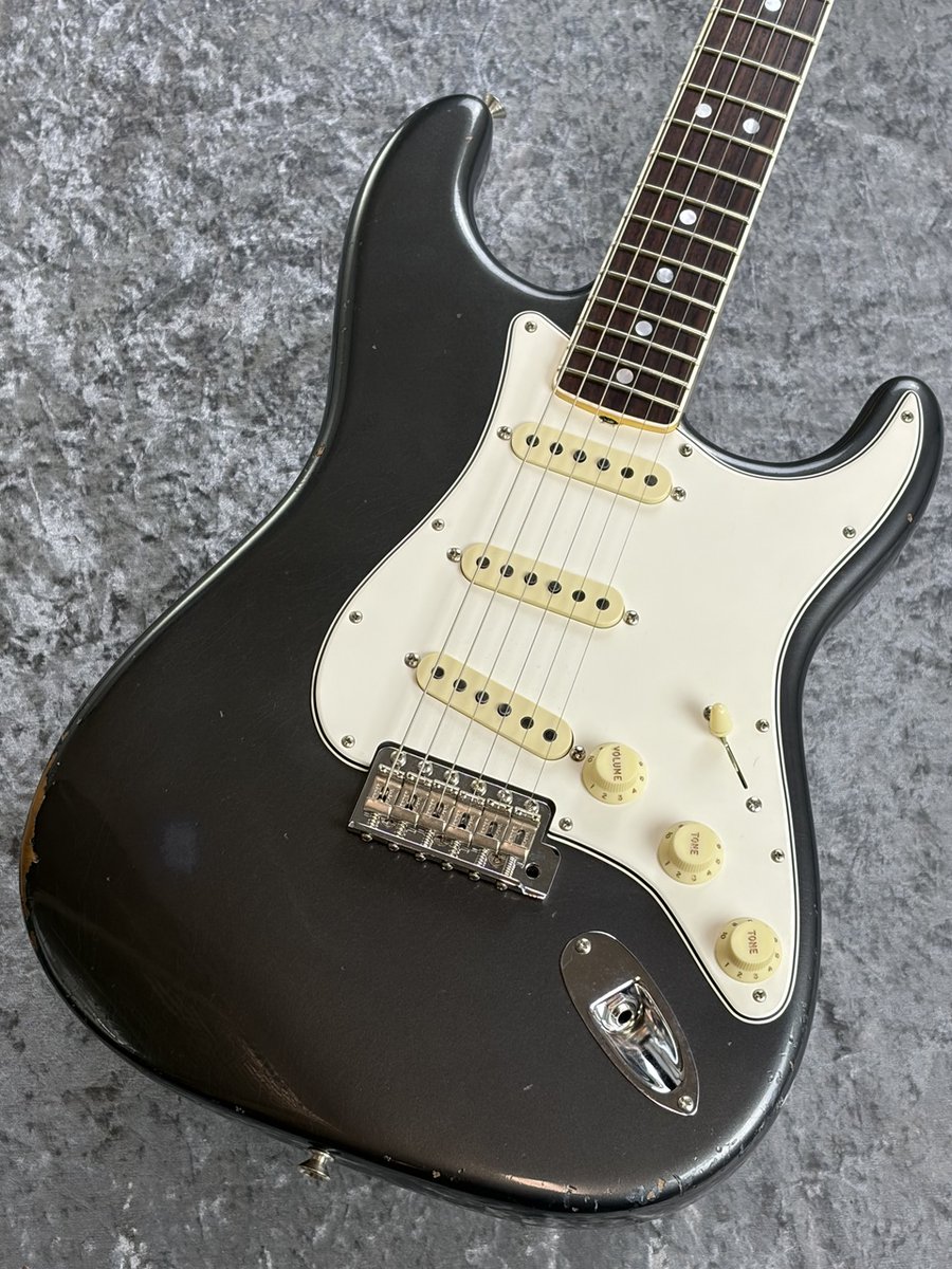 kurosawaekimae's tweet image. 【1階エレキギターフロア】
【おすすめ中古ギター！】
本日は「[2024年製]Fender Custom Shop 1967 Stratocaster Relic with Closet Classic Hardware Charcoal Frost Metallic」をご紹介！
非常に注目度が高く、状態が良い中古が入荷！
お見逃しなく！
担当　市村
#Fender
#FenderCustomShop