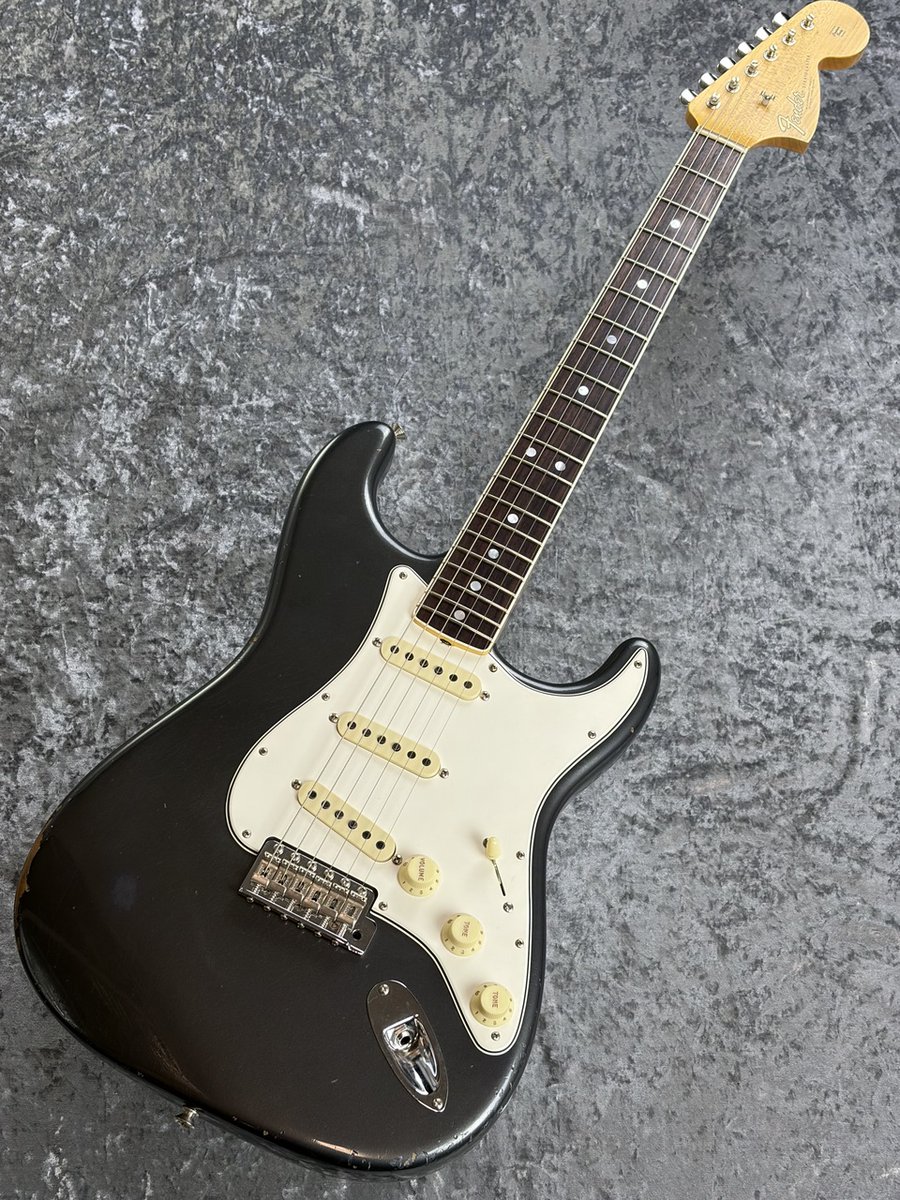 kurosawaekimae's tweet image. 【1階エレキギターフロア】
【おすすめ中古ギター！】
本日は「[2024年製]Fender Custom Shop 1967 Stratocaster Relic with Closet Classic Hardware Charcoal Frost Metallic」をご紹介！
非常に注目度が高く、状態が良い中古が入荷！
お見逃しなく！
担当　市村
#Fender
#FenderCustomShop