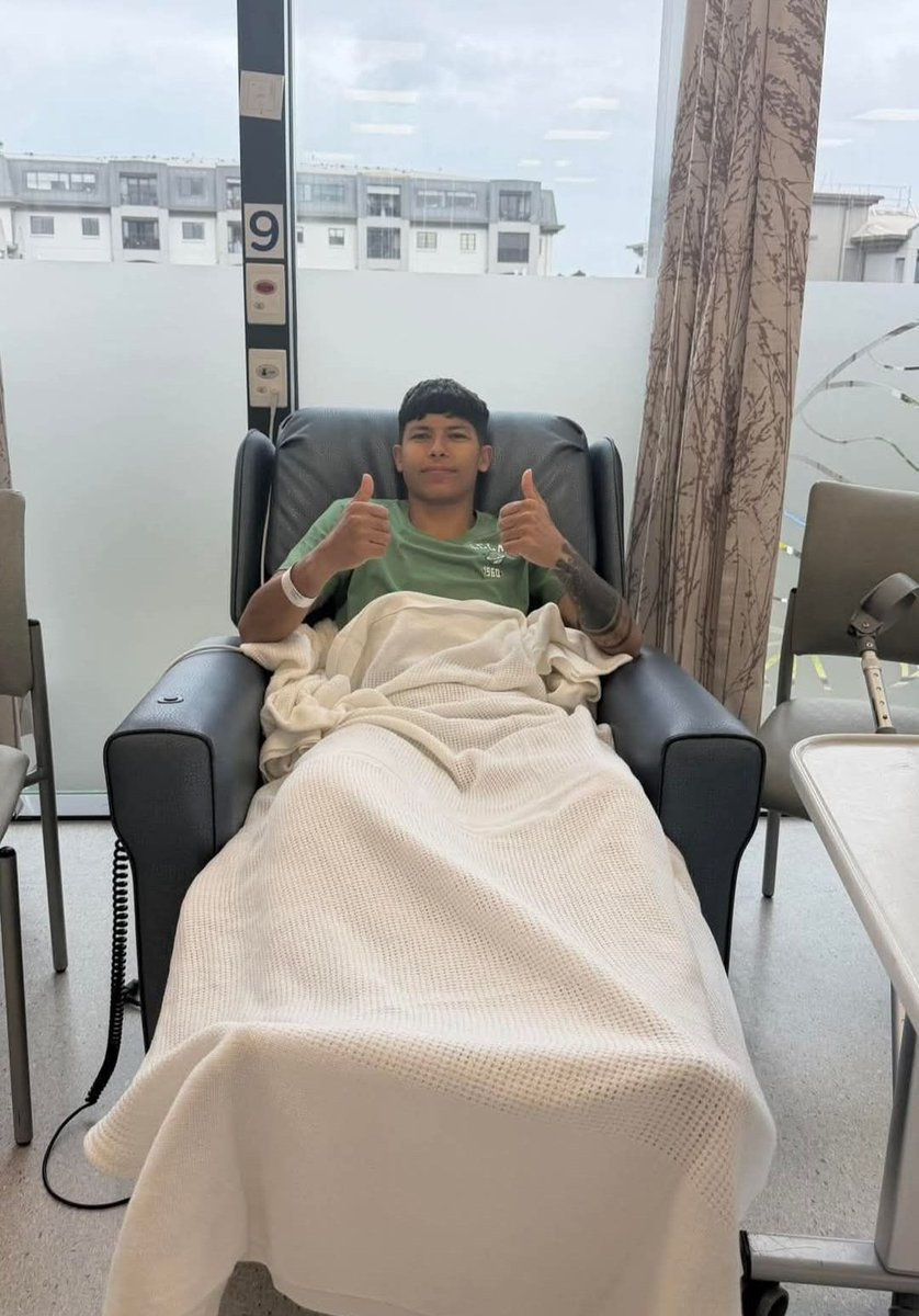 चर्चित र प्रतिभाशाली फुटबल खेलाडी साम्बाको शल्यक्रिया न्युजिल्यान्डमा सफलतापूर्वक सम्पन्न भएको सुखद खबर छ। शिघ्र स्वास्थ्यलाभ सहित चाँडै मैदानमा हेर्न पाउँ भन्ने शुभकामना