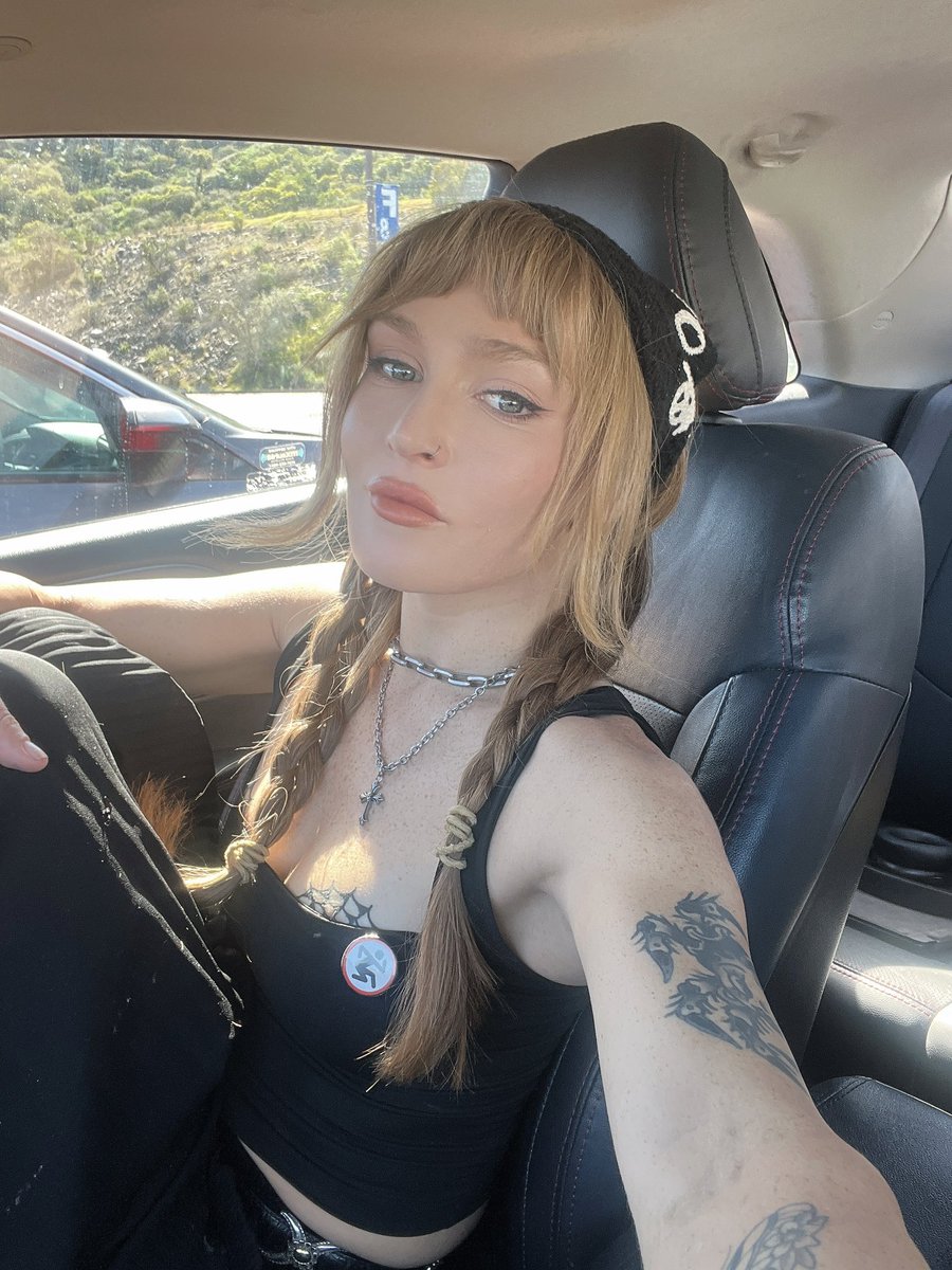 gothgirlpearl's tweet photo. Hi I'm Alexa.  I'm a bratt, spoiled, entitled little goth girl. I would never notice you in real life you're just a little nothing, you fucking love it.
 San Diego findom foot worship Joi cbt https://t.co/9wEgO1JhTZ