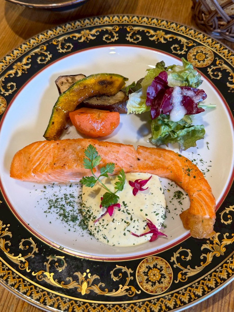 otokomaeeeeee's tweet photo. こんにちは🌸
南越谷ビストロ男前です

3月のランチコース、選べるメイン料理より
「サーモンポワレ　ベアルネーズソース」

ベアルネーズソースとは、フランス料理の伝統的なソースで、リッチでクリーミーな味わいとハーブの風味が特徴です。
相性抜群のサーモンと一緒にお楽しみください☘️✨✨ https://t.co/BISxUOnuwq
