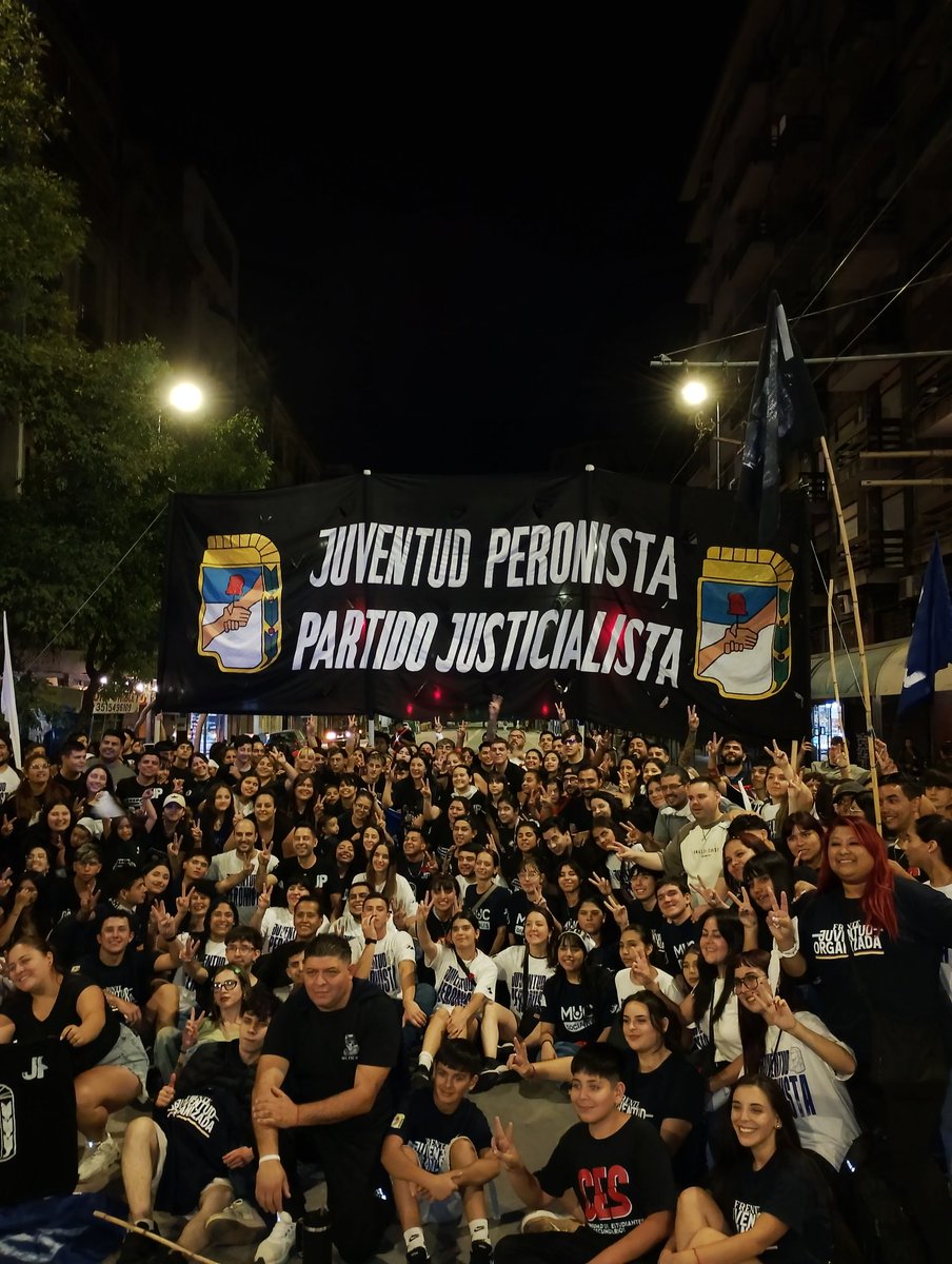 raullacava's tweet photo. Volvimos a encontrarnos en las calles, marchamos por la memoria,por la verdad y por la justicia. 
Cada paso fue un abrazo compartido porque la memoria sigue más viva que nunca
30000 compañeras y compañeros desaparecidos presentes. Ahora y siempre #MemoriaVerdadyJusticia #NuncaMás https://t.co/8WF2nEKtrv