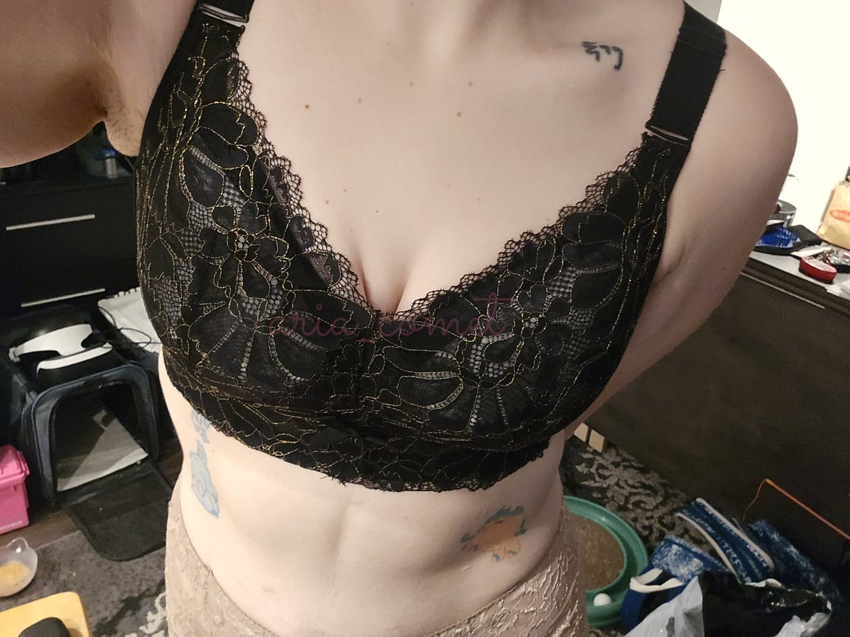 bruh - imagine getting a bra that fits 🧐