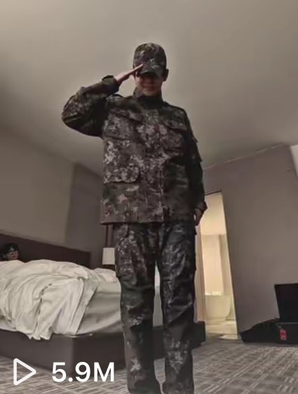 กุยอมความคลั่งรักของพี่เขามาก ปกคลิปฮีไม่ตั้งรูปตัวเองนะ แต่ตั้งรูปน้องแท ㅠㅠ