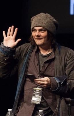 gerard hands daily 🖐🏼✨️ tweet media
