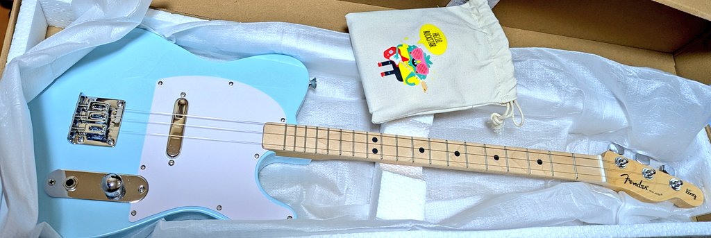 tomocinzukou's tweet image. 🐼は新しい玩具を手に入れた✨
#fender　 #loog　#キッズギター