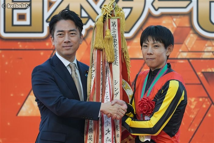 keibalab's tweet photo. 【引き続き、お馴染みのコンビで】
来週の大阪杯に参戦予定のクロワデュノールは、引き続き北村友一騎手とのコンビで参戦することがサンデーサラブレッドクラブから発表されました。
#クロワデュノール #北村友一 #大阪杯
https://t.co/JCHsp3sb8W https://t.co/5ETjqbjxgk