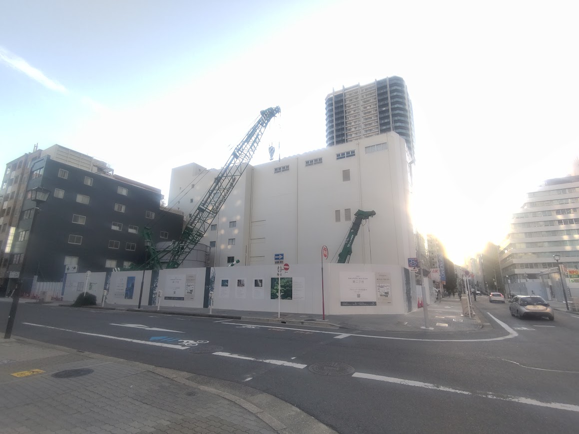 nagoyathematch's tweet photo. 名古屋新築マンション探訪　中区錦2丁目
【(仮称）グランドメゾン錦二丁目】定点観測
地上23階／地下1階　積水ハウス株式会社

特に動きも情報もないのですが、画像3枚目を見るとプラウドタワー名古屋錦の住居棟の半分位の敷地面積イメージでしょうか。
北西の点線の部分は14階建てのオフィスビル建設中です。
東隣も解体されています。

この辺りの夜の想い出じゃなくて、ランチと言えば錦３丁目になりますが「ふくわか」さんかな。
新しくなる前の方が印象に残ってますが。