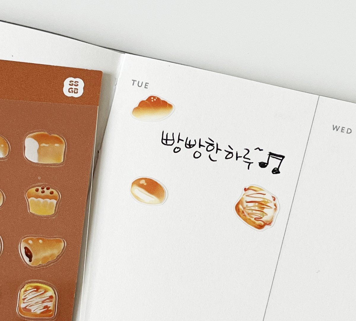 seseo_02's tweet photo. 빵빵한 스티커가 업로드 되었습니다!🍞
다양한 종류의 빵들이 모여있어요! 다이어리에 꾹 붙여보세요
https://t.co/EQJlrhVe0Q https://t.co/o44GCuaU74