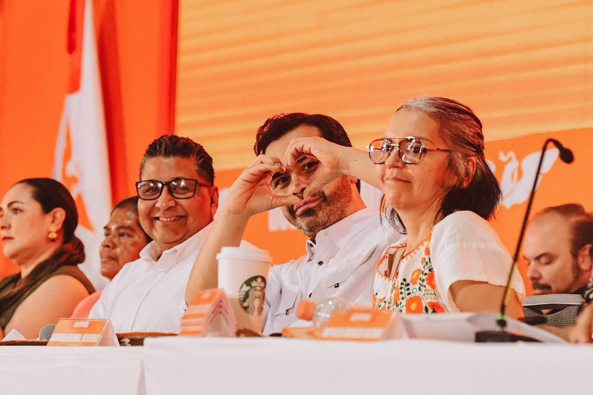 Mov_Gro's tweet photo. Nuestro movimiento trae la pura buena vibra ✨🧡🎶

Así se vivió nuestra Cuarta Convención Estatal: energía, unidad y el ánimo de seguir construyendo la alternativa de México.💪🍊🔥 https://t.co/TSnSQcrLCS