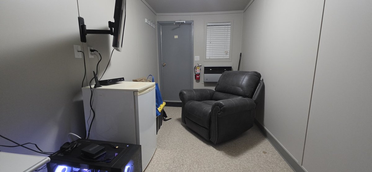 RME_guy's tweet photo. Got to site, and they gave me an "upgraded suite".

I will never sit in this chair https://t.co/IbUE0yeoqP