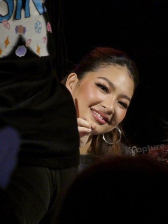 softiejhogwen's tweet photo. π¨: Si ate Colet nasaan? Katabi lang natin yun kanina ah,
π±: Ayun ohβ points at Colet
πΊ: π *smiles sheepishly sa gedli
π¨: ATE COLET!!! Ang CUTE MO!
HAHAHAHAHASKSKSKKSKS
#BINI #Gwen #Stacey #Colet #binimemes https://t.co/PAatuzjgfc