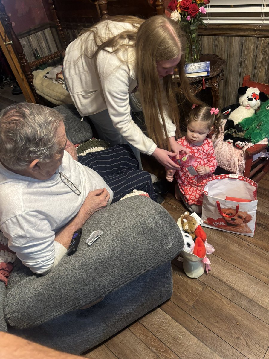 TLive_'s tweet photo. Still don’t have the words for how grateful I am for @StephenCurry30 and the @warriors for what they did for my grandpa. The amount of joy and hope you all gave him from a simple signed jersey helped him battle his cancer and now hes still kicking &amp; has great grandkids to spoil❤️ https://t.co/ljnrDJLPRj