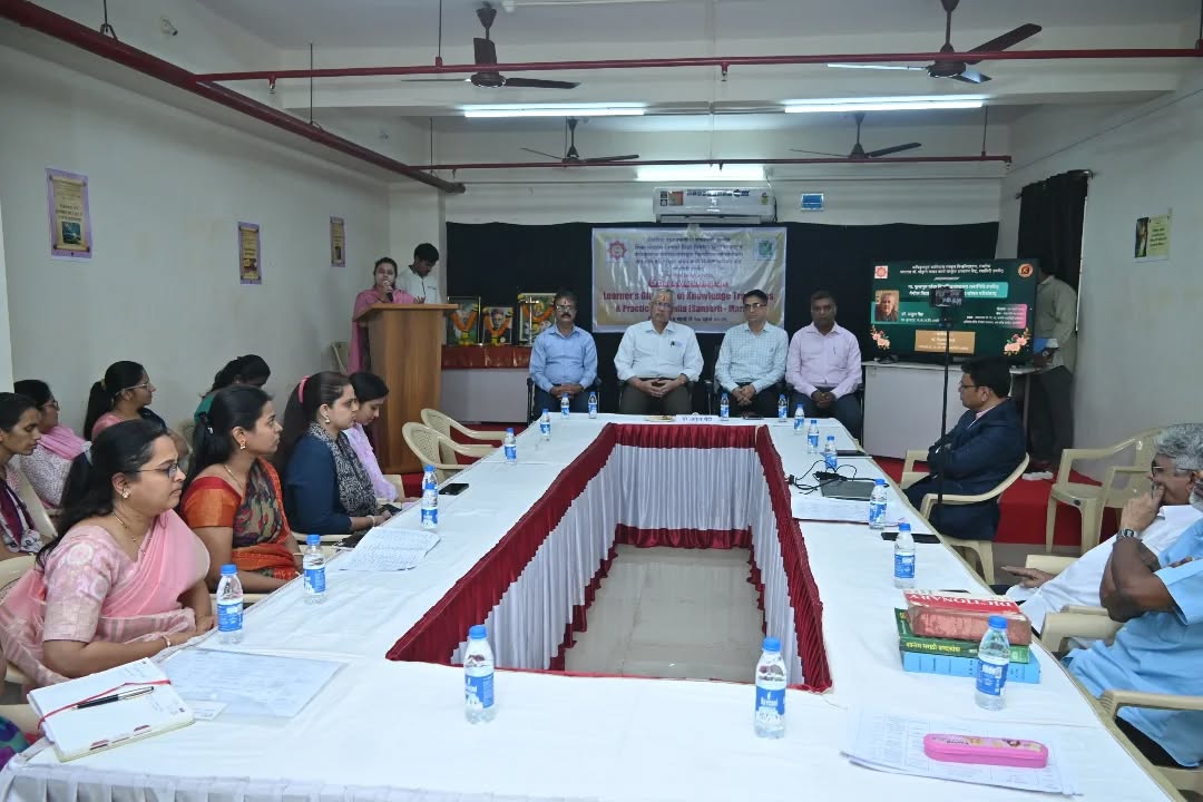 विश्वविद्यालयाचे माननीय कुलगुरू (प्र) डॉ. अतुल वैद्य यांनी दि. २४ मार्च २०२६ रोजी विश्वविद्यालयाच्या रत्नागिरी संस्कृत उपकेंद्राला भेट दिली. यावेळी माननीय कुलगुरू यांनी उपस्थित उपकेंद्रातील विद्यार्थी व रत्नागिरीतील विविध संस्थांचे पदाधिकारी यांना मार्गदर्शन केले व संवाद साधला.