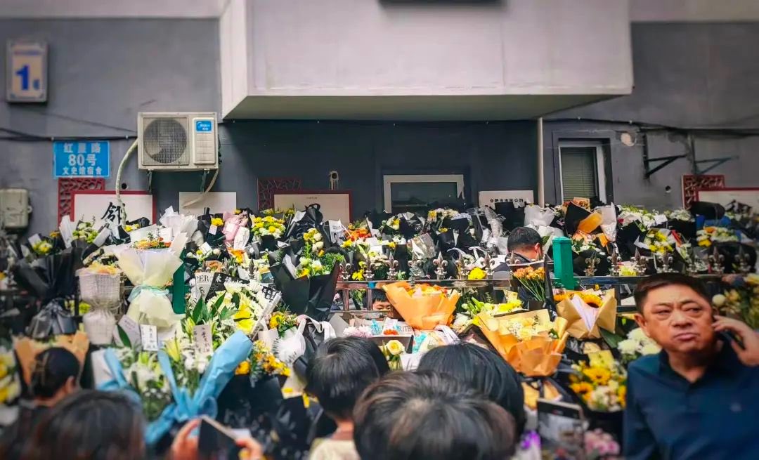 李克强遗孀程虹纪念李克强的诗：我没有离去！

不要在我的墓前哭泣，
我不在那里，
我没有离去。
我是扬起的万里清风，
我是白雪晶莹的光芒，
我是阳光下成熟的麦穗，
我是温柔的秋雨纷纷扬扬，
我是夜幕中闪烁的星光，
当你在晨曦中醒来时
我是盘旋的鸟飞舞直上。
……
不要在我的墓前哭泣，