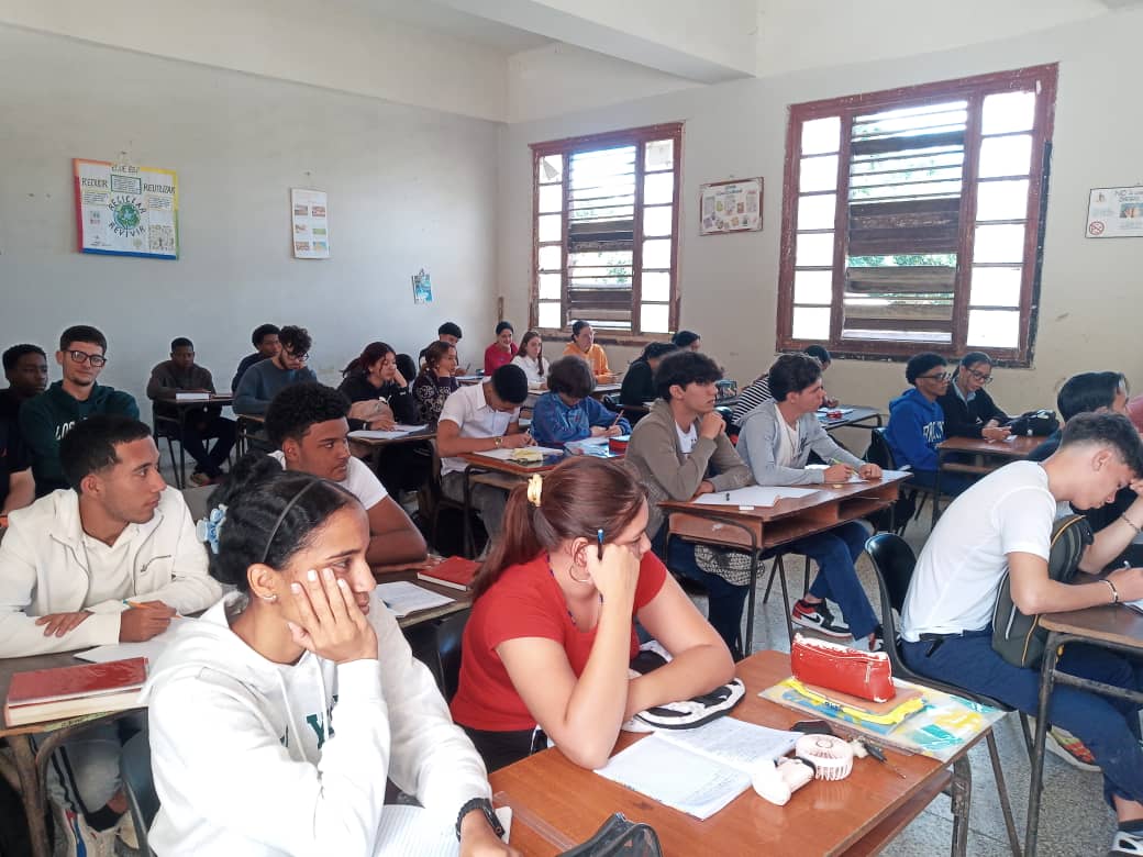📚🧑‍🏫 || La preparación de nuestros estudiantes de 12° grado constituye una prioridad por estos días en el IPU Miguel Diosdado Perez Pimentel con vista a los exámenes finales.

#CubaMined #CubaEduca #EducacionVillaClara #VillaClaraConTodos <a href="/MilaxyA/">Milaxy Yanet Sánchez Armas</a> <a href="/Yamilet50088609/">Yamilet Herrera</a> <a href="/directoredusag/">Dtor Educación Sagua🇨🇺</a>