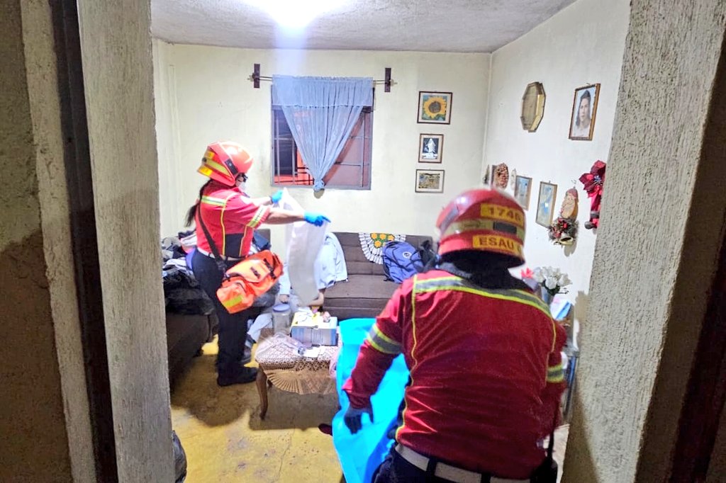 vichoguate's tweet photo. AHORA:

Ataque armado deja 3 fallecidos dentro de una vivienda en colonia Quinta Samayoa, zona 7.

Un menor fue atendido debido a crisis nerviosa. https://t.co/VUjmu9ih37