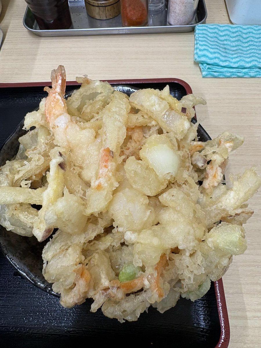 shotaku7130's tweet photo. 今日のランチは先日テレビに出た #にはち へ
大判えび天かき揚げそば、冷、麺大盛り
そばは大盛りでも平気ですが、かき揚げが大きくて食べ応えがありました✨
すべて作りたてで美味しかったです😋
#立ち食いそば
#かき揚げ
#NIHACHI https://t.co/SyawsRDP0T