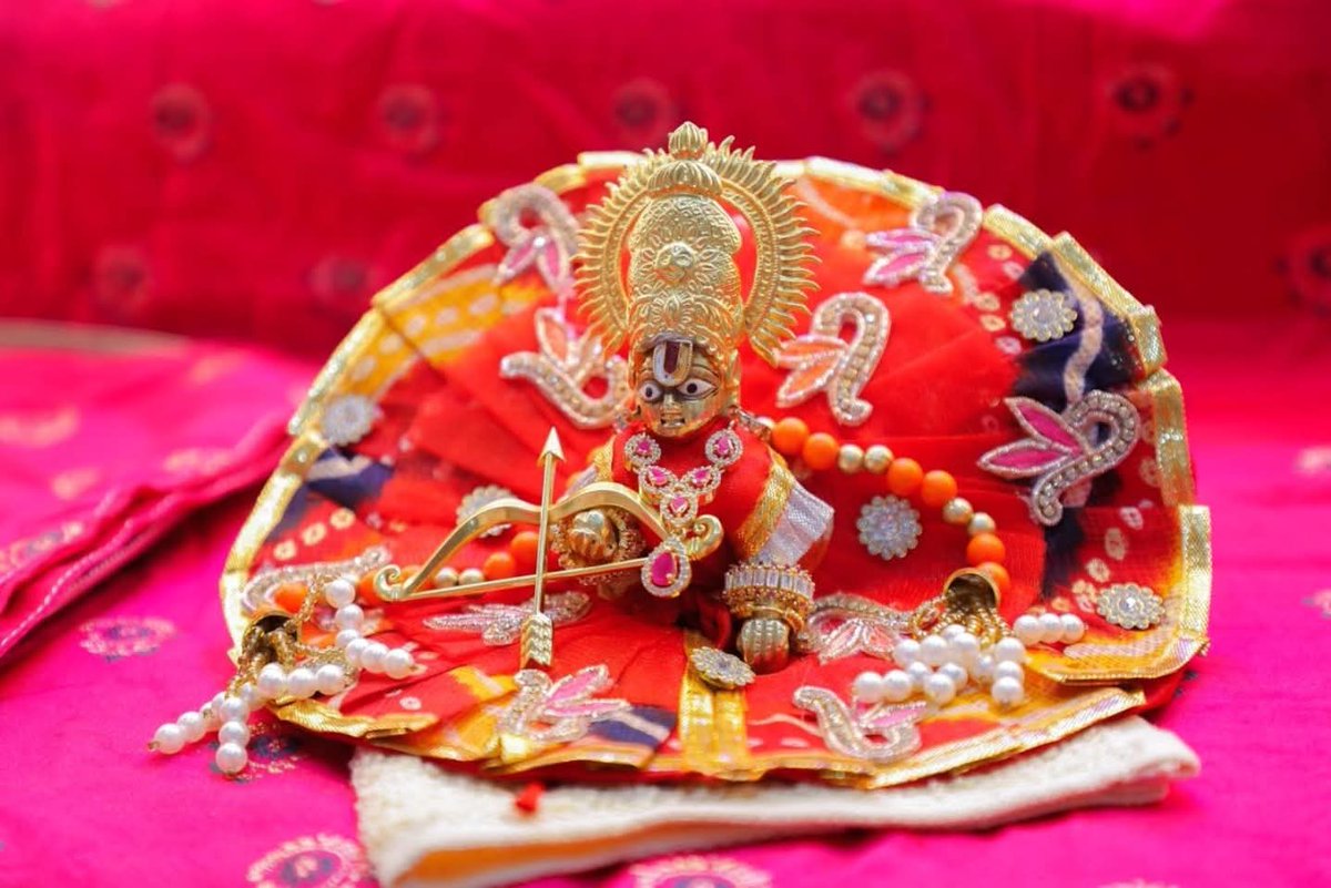 JagadguruJi's tweet photo. पूज्यपाद जगद्गुरुजी द्वारा श्रीराघव सेवा की मनोहर झलकियां ।।
#jagadgururambhadracharyajimaharajji #Tulsikunj #tulsipeeth #chitrkoot #raghavji https://t.co/bbVyvM1add
