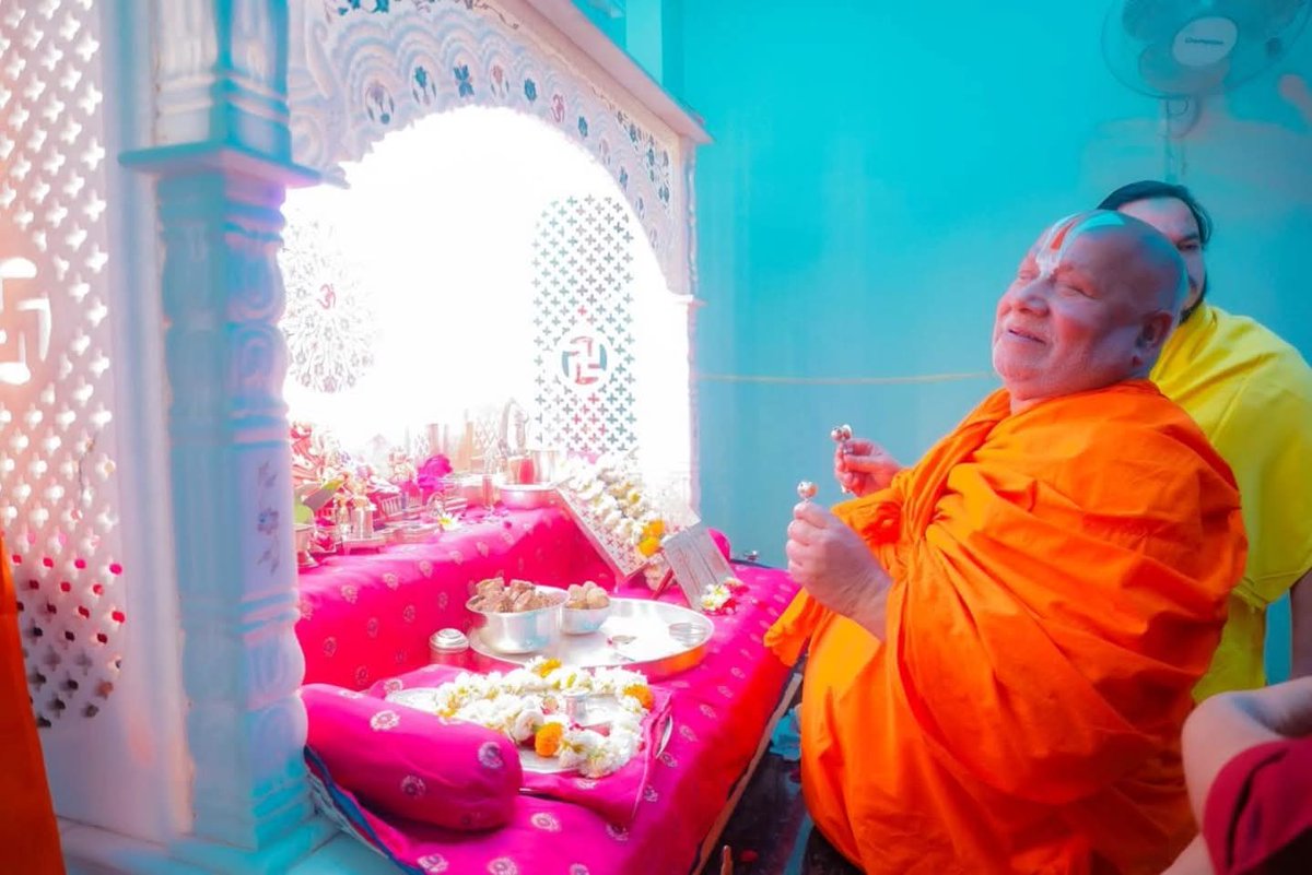 JagadguruJi's tweet photo. पूज्यपाद जगद्गुरुजी द्वारा श्रीराघव सेवा की मनोहर झलकियां ।।
#jagadgururambhadracharyajimaharajji #Tulsikunj #tulsipeeth #chitrkoot #raghavji https://t.co/bbVyvM1add