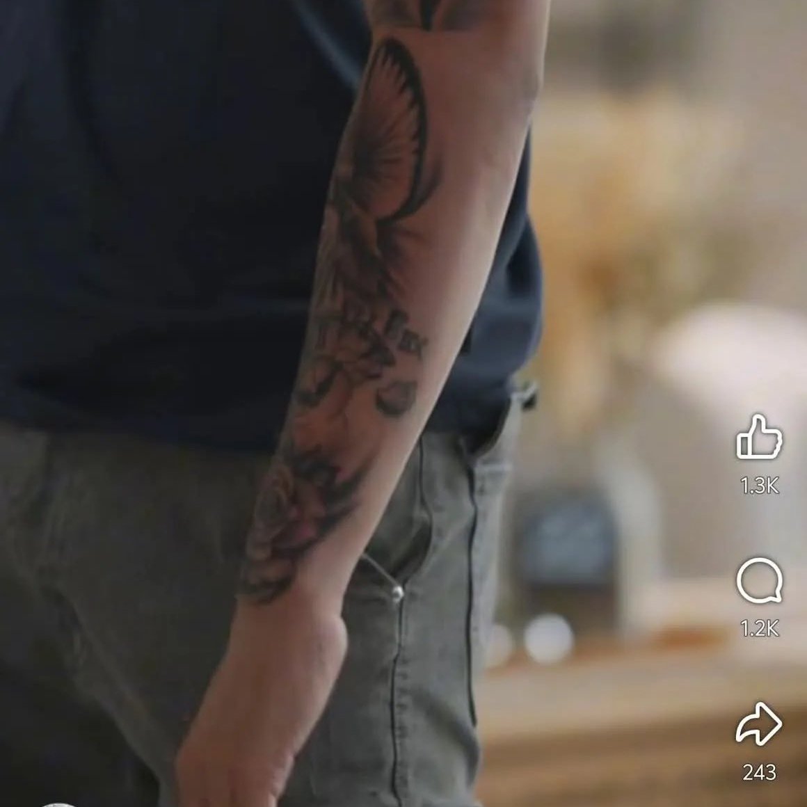 Jujurnya… ini bukan tentang tatu.
Ini tentang generasi yang semakin rapuh emosi.

Media sosial hari ini kecoh tentang seorang pempengaruh yang mencacah tatu kerana “depression”

Ramai yang support: “Berani.” “Authentic.” “Healing journey.” "Kita tak tahu keadaan dia" 

Tapi