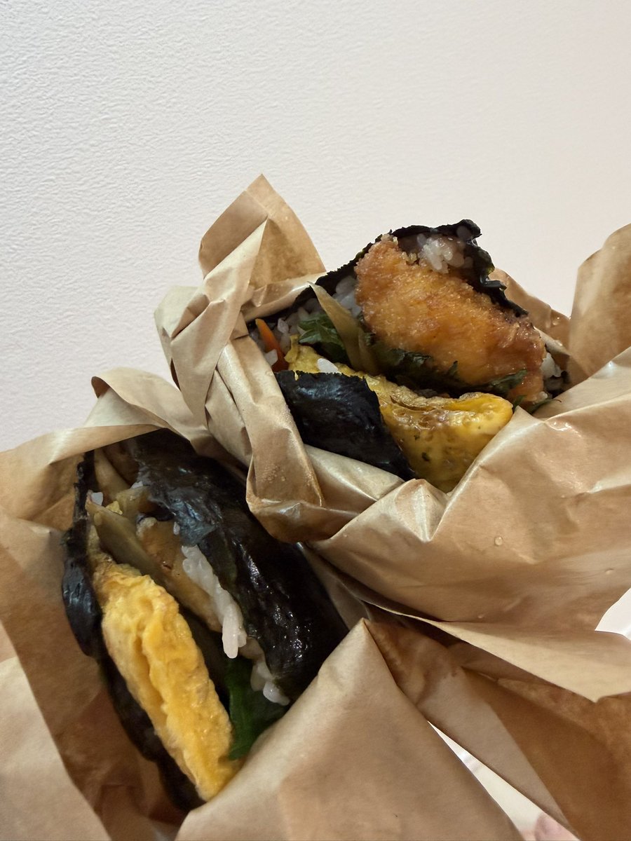 hapinasu_fumi's tweet photo. 昨日行ってきました💨
ツナマヨクリチ食べようと思ってたのに焼きサバと、動画で見たタラフライにしてしまった🤤
いつも娘にも優しくしてくださってありがとうございます✨️
娘からはタラフライ1口だけ貰えてめっちゃおいしかった！
次こそツナマヨリベンジ😂
 #OKAZUSAND https://t.co/tabEuzoiBU