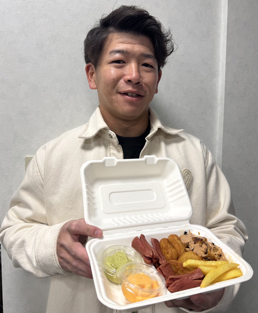 jingu_gourmetpr's tweet photo. 本日のグルメ紹介は #並木秀尊 選手です❗️

今年は大好きな「いちご」と「ケバブ」を使った新商品を販売します🍓🥙
ぜひ神宮球場で、並木選手コラボグルメをフルコースでお楽しみください😋

並木選手グルメ情報はこちら⏬
https://t.co/uNgv1LVMLx

開幕シリーズグルメ情報はこちら⏬
https://t.co/etir2S6iqH

#神宮グルメ
#球場グルメ
#選手グルメ