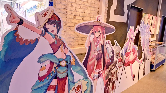皆のサインがあると聞いてプラザカプコンさんに行ってきましたー!!! みんなサインいっぱい描いてくれて見応えすごい!!!ノートは触っても大丈夫だったのでページめくるのドキドキしちゃいましたw お料理もとっても美味しかったですー!ねねちとねっ子もかわいい!!! #ホロライブとオトモ