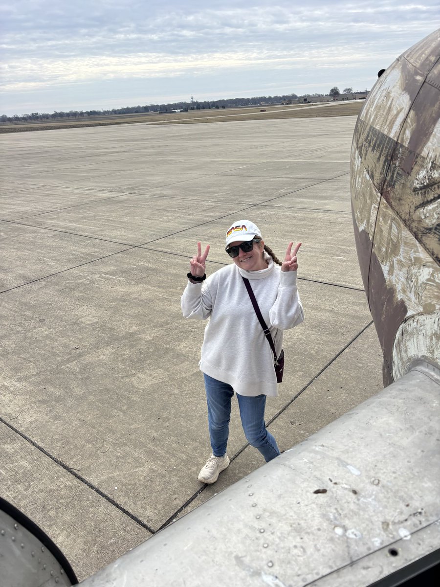 Liz_Bots's tweet photo. My kid took this picture of me the other day. 

7 months ago I was was riddled with alcoholic guilt, unable to look at any pictures of myself, ashamed of the person I was.

Now I’m sober and proud as shit of who I see on the other side of the lens! 💪 

#SoberMovement2026 https://t.co/Mj45OVPcBs