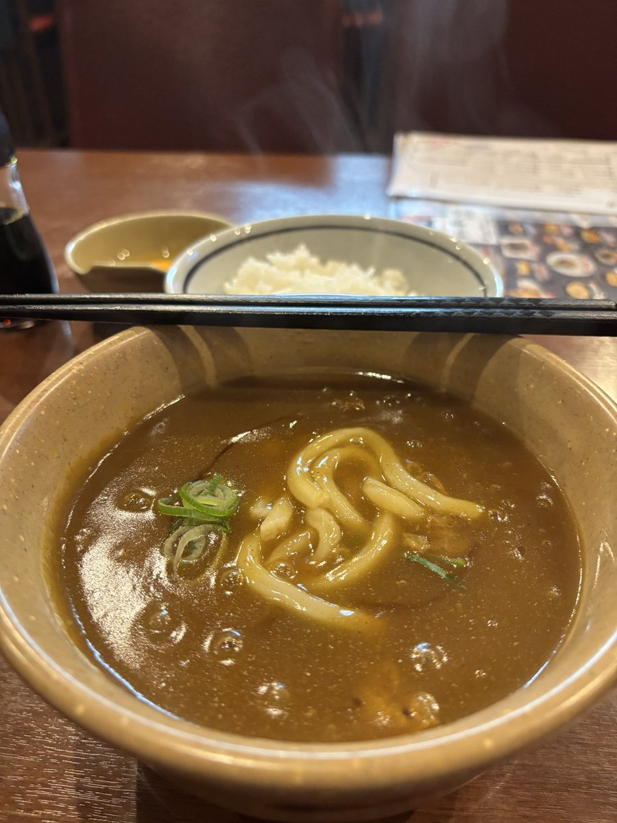 ２０代の頃、のんべえの舞台監督さんが二日酔いの時はカレーや！と言うのを思い出しカレーかすうどん😃

美味い🎶