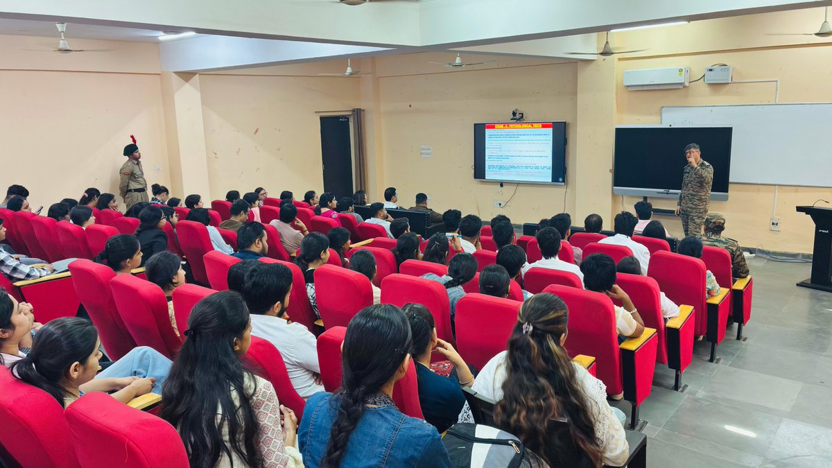 RisingStarCorps's tweet image. #IndianArmy

Where Courage Becomes a Way of Life!

#ArsenalGunners conducted a ‘Know Your Army’ outreach at University Institute of Engineering and Technology, Kathua #Jammu.
Focused on career, ethos &amp;amp; valour - motivating youth to join the ranks.

@adgpi
@WesternComd_IA