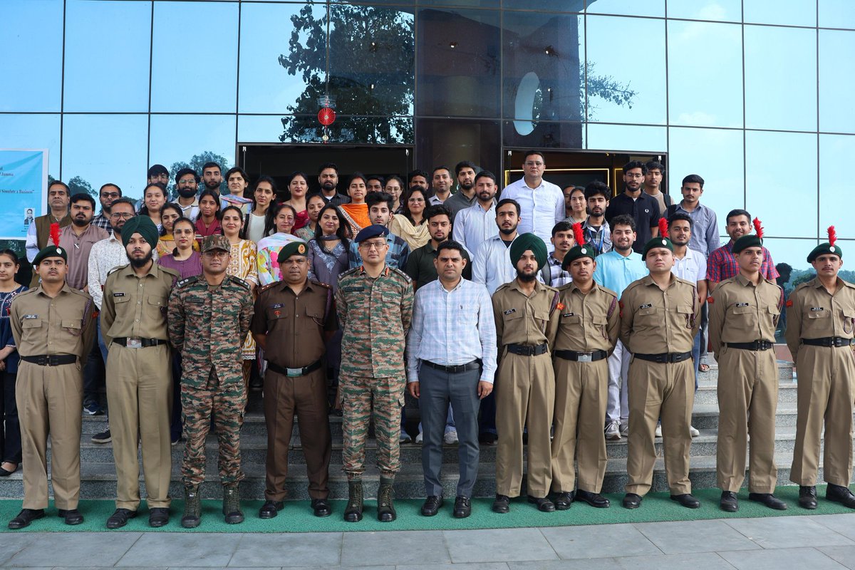 RisingStarCorps's tweet image. #IndianArmy

Where Courage Becomes a Way of Life!

#ArsenalGunners conducted a ‘Know Your Army’ outreach at University Institute of Engineering and Technology, Kathua #Jammu.
Focused on career, ethos &amp;amp; valour - motivating youth to join the ranks.

@adgpi
@WesternComd_IA