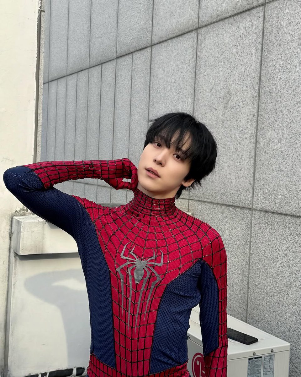 Clinging to the wall, crawling closer. Spider Yunho is right here, ready to save ATINY.