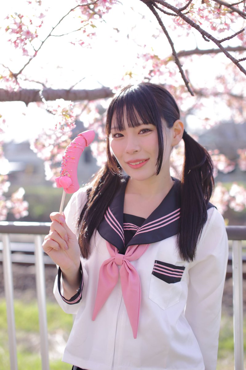 Fin_Fin__'s tweet image. 祭りの出店で買っちゃった

有名な田県神社のお祭りで
売っていた有名なアレです
近くの公園で食べながら
花見するすみれさん🌸
それを撮る私
model:葉月すみれさん　@sumi530610
TOPSEE撮影会
場所:田県神社前駅周辺
@TPS_Photo
#ポートレート
#firsttime
#チョコバナナ